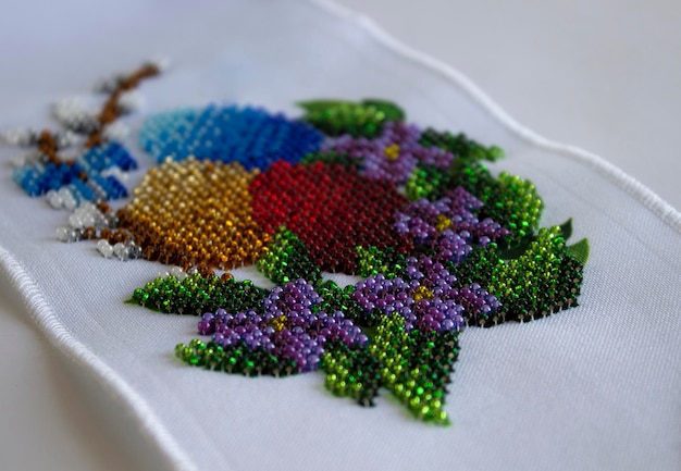 Broderie colorată pe pânză